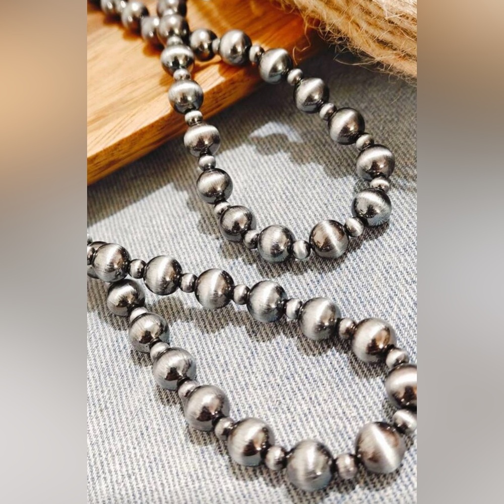 Southwestern Faux Navajo Pearl Silver Tone Costume Beaded Necklace - Picture 2 of 6